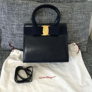 サルヴァトーレフェラガモ(Salvatore Ferragamo)のヴァラ リボンバック ネイビー月末セール(ハンドバッグ)