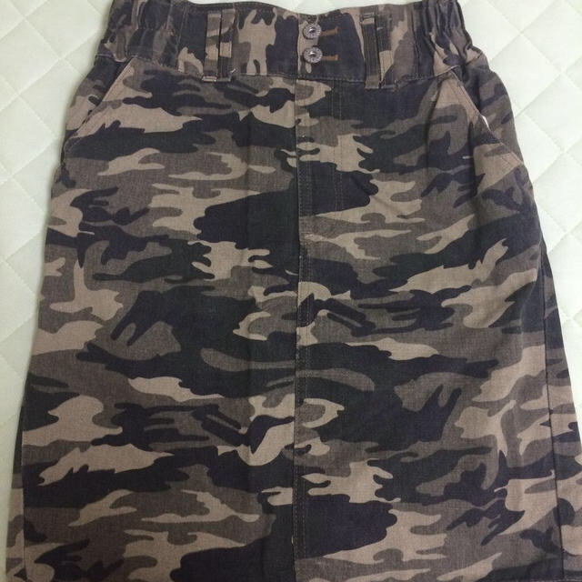 w closet(ダブルクローゼット)の迷彩スカート レディースのスカート(ひざ丈スカート)の商品写真
