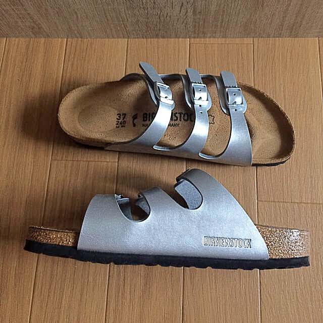 BIRKENSTOCK(ビルケンシュトック)の【未使用】BIRKENSTOCK シルバー レディースの靴/シューズ(サンダル)の商品写真