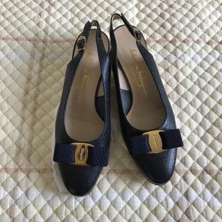 フェラガモ(Ferragamo)のFerragamo の 紺のサンダルタイプの革靴(ローファー/革靴)