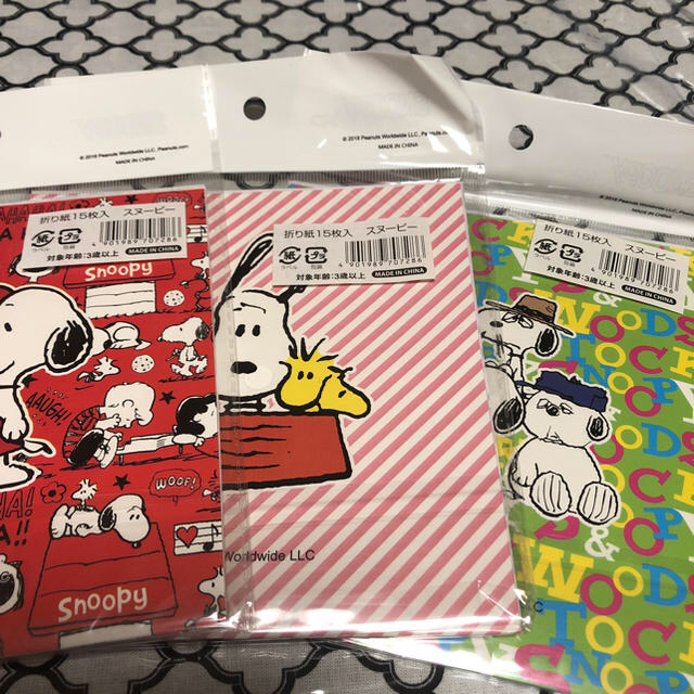 SNOOPY(スヌーピー)の1袋追加‼︎ スヌーピー 折り紙15枚入り×4袋 ハンドメイドの文具/ステーショナリー(カード/レター/ラッピング)の商品写真