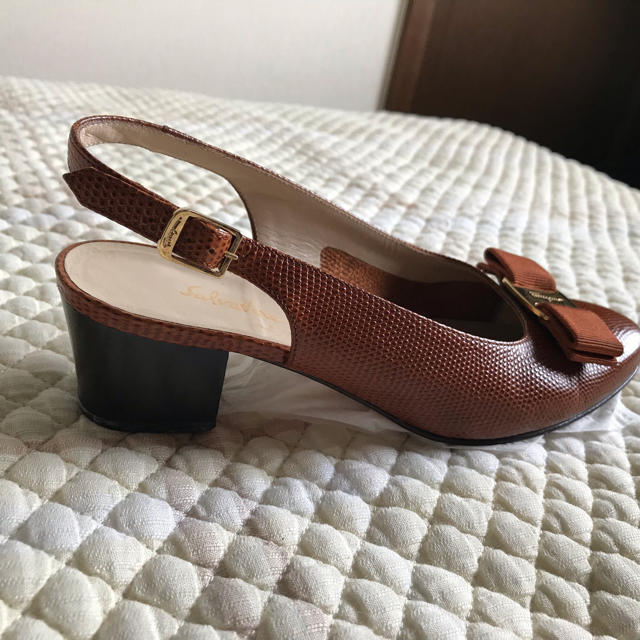 Ferragamo(フェラガモ)のFerragamo の茶色いサンダルタイプの革靴 レディースの靴/シューズ(ローファー/革靴)の商品写真