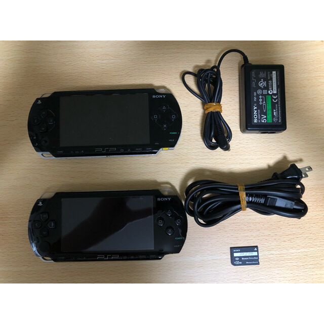 PlayStation Portable(プレイステーションポータブル)のPSP 1000  2台 ＋充電ケーブル エンタメ/ホビーのゲームソフト/ゲーム機本体(携帯用ゲーム機本体)の商品写真