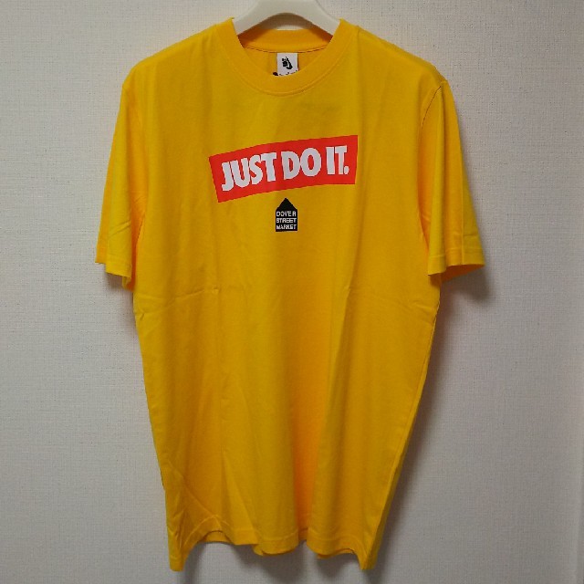 NIKE(ナイキ)の【新品未使用】NIKE×DSM JUST DO IT Tシャツ黄 サイズXL メンズのトップス(Tシャツ/カットソー(半袖/袖なし))の商品写真