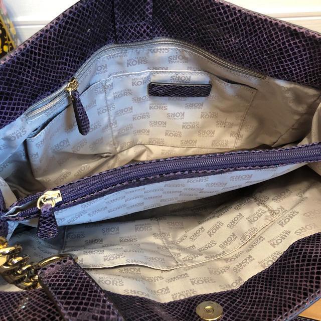 Michael Kors(マイケルコース)のマイケルコース  パイソン柄 バッグ パープル レディースのバッグ(トートバッグ)の商品写真