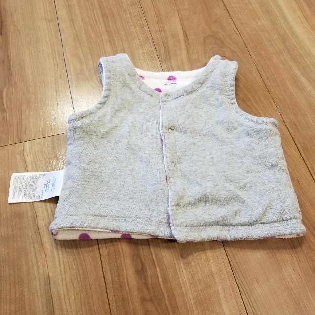 GAP(ギャップ)のGAP　リバーシブルベスト　80 キッズ/ベビー/マタニティのベビー服(~85cm)(ジャケット/コート)の商品写真