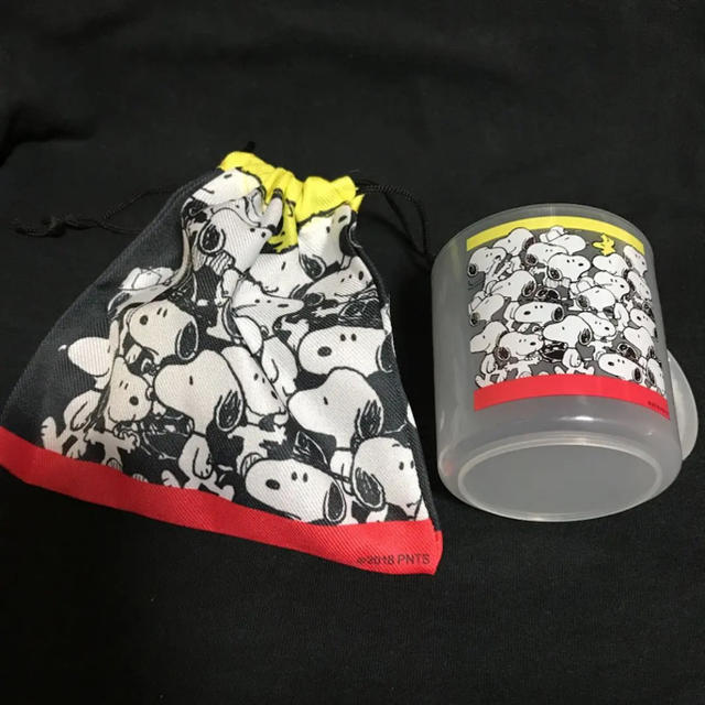 SNOOPY(スヌーピー)のスヌーピー  コップ 黒  巾着袋付き  プラコップ  プラスチックコップ キッズ/ベビー/マタニティの授乳/お食事用品(マグカップ)の商品写真