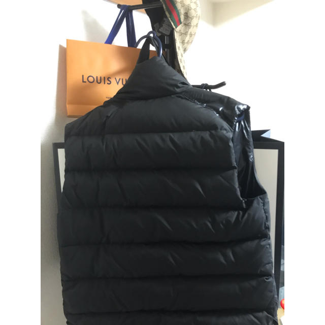 MONCLER(モンクレール)のモンクレール ダウンベスト 完全正規 メンズのジャケット/アウター(ダウンベスト)の商品写真