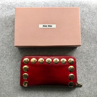 ミュウミュウ(miumiu)のジャンク品miu miuゴールドスタッズレッドラウンドZIP長財布(BOX付き)(財布)