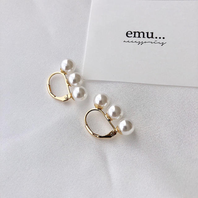 IENA(イエナ)の#9   3連パール  フック ピアス レディースのアクセサリー(ピアス)の商品写真