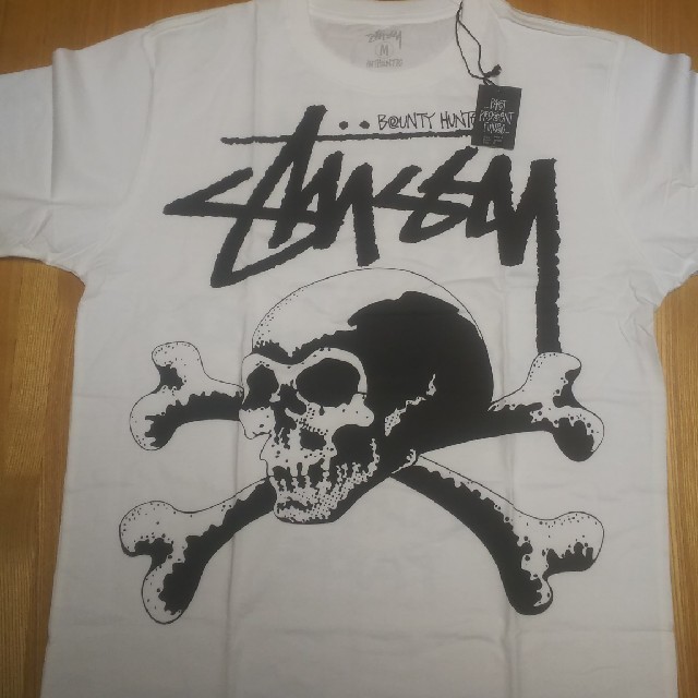 STUSSY(ステューシー)のSTUSSY30周年 バウンティーハンターコラボT メンズのトップス(Tシャツ/カットソー(半袖/袖なし))の商品写真