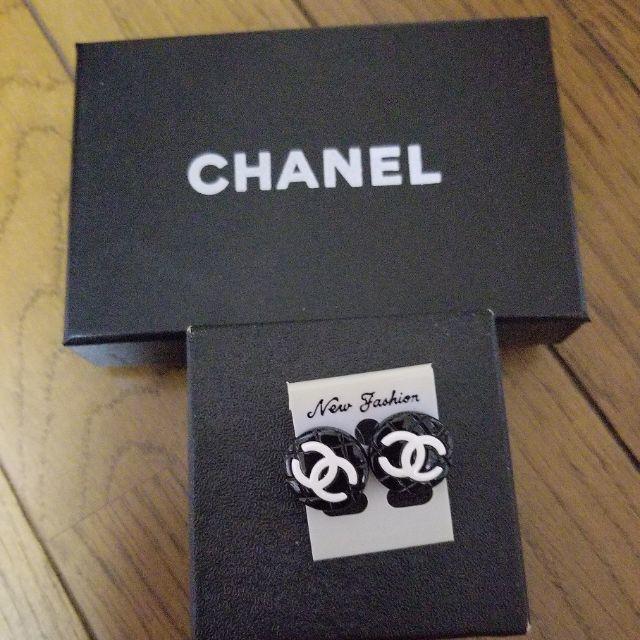 CHANEL(シャネル)の新品　定番ＣＣロゴマーク　黒×白　ピアス　ブラック レディースのアクセサリー(ピアス)の商品写真