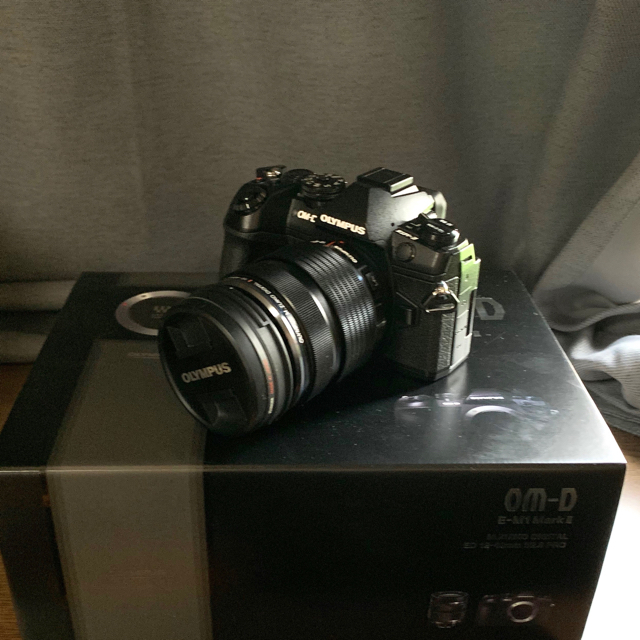 OLYMPUS(オリンパス)のOM-D E-M1 Mark II 12-40mm F2.8 キット スマホ/家電/カメラのカメラ(ミラーレス一眼)の商品写真