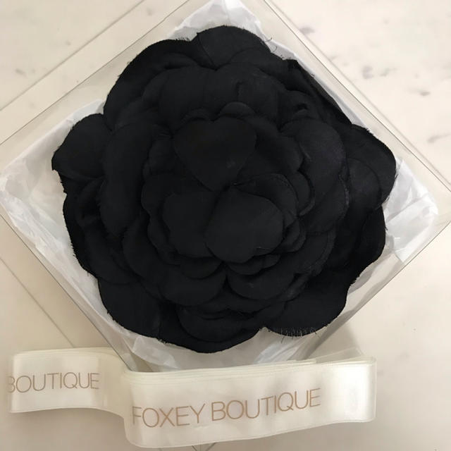 FOXEY(フォクシー)のお値引き！フォクシー大判コサージュ（黒色） レディースのアクセサリー(ブローチ/コサージュ)の商品写真