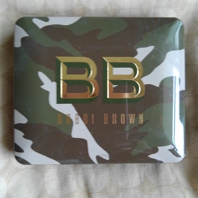 BOBBI BROWN(ボビイブラウン)のボビー・ブラウン　カモリュクスアイ&チークパレット コスメ/美容のベースメイク/化粧品(アイシャドウ)の商品写真