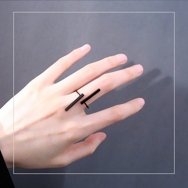ブラック　棒　二本　フリーサイズ　ノーブランド メンズのアクセサリー(リング(指輪))の商品写真