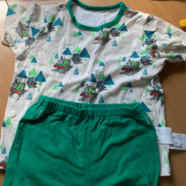 UNIQLO(ユニクロ)のトーマス 寝巻き  キッズ/ベビー/マタニティのキッズ服男の子用(90cm~)(パジャマ)の商品写真