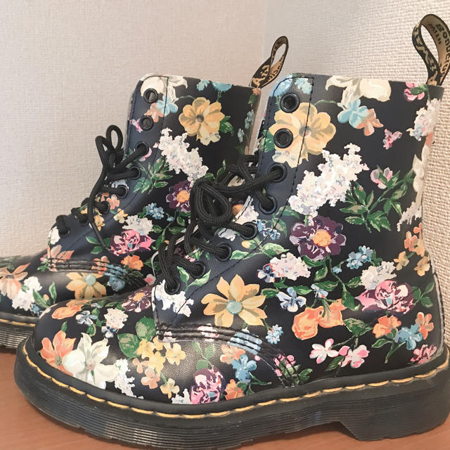 Dr.Martens(ドクターマーチン)のDr.Martens 花柄 レディースの靴/シューズ(ブーツ)の商品写真