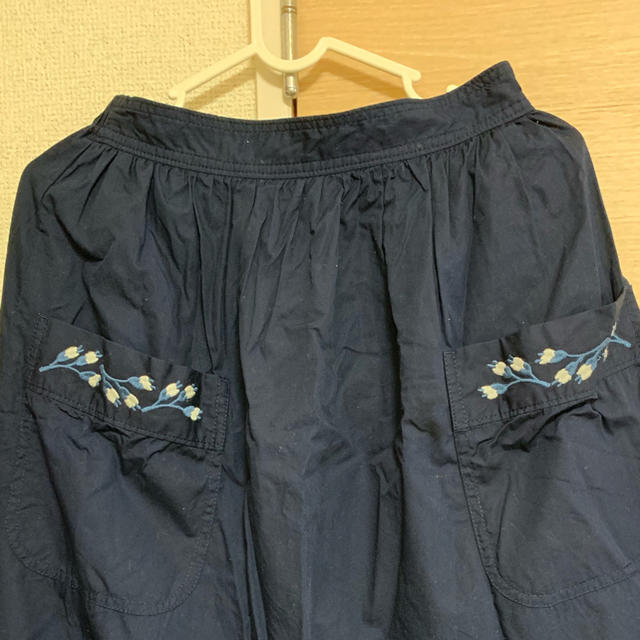 POU DOU DOU(プードゥドゥ)のpou dou dou 刺繍ポケットギャザースカート レディースのスカート(ひざ丈スカート)の商品写真
