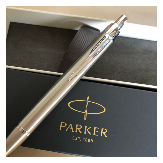 Parker(パーカー)の【steve様専用】Parker ボールペン シルバー外装 新品未使用 インテリア/住まい/日用品の文房具(ペン/マーカー)の商品写真