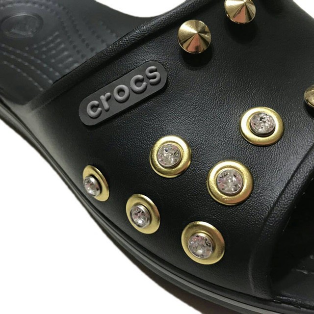 crocs(クロックス)のクロックス 黒  金 パンク カスタム crocs スワロ  25-29 新品 メンズの靴/シューズ(サンダル)の商品写真