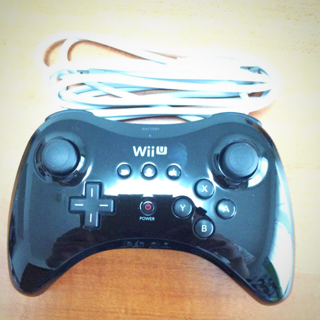 Wii U(ウィーユー)のWiiU proコントローラ エンタメ/ホビーのゲームソフト/ゲーム機本体(家庭用ゲーム機本体)の商品写真