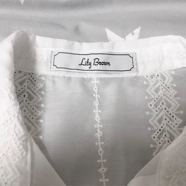 Lily Brown(リリーブラウン)のLily Brown リリーブラウン/白ブラウス/刺繍/半袖 レディースのトップス(シャツ/ブラウス(半袖/袖なし))の商品写真