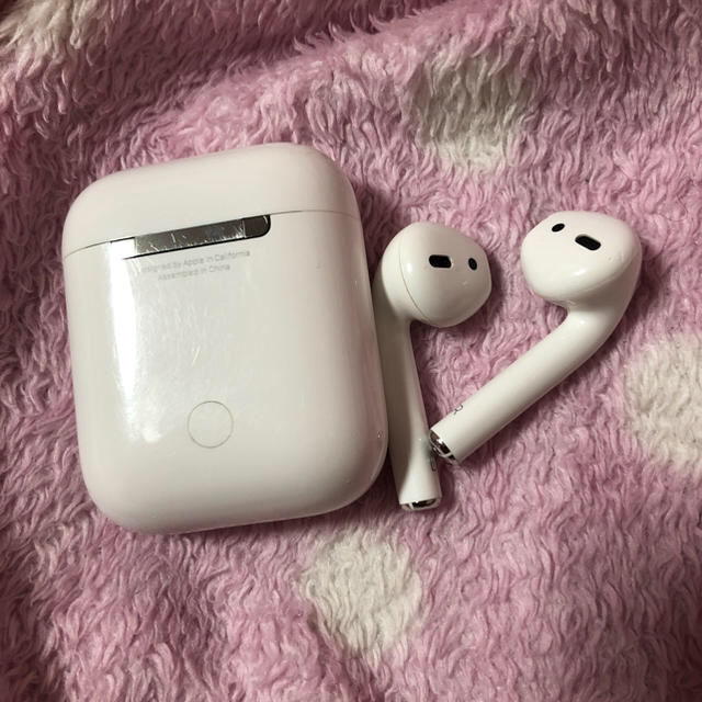 Apple(アップル)のAirPods スマホ/家電/カメラのオーディオ機器(ヘッドフォン/イヤフォン)の商品写真