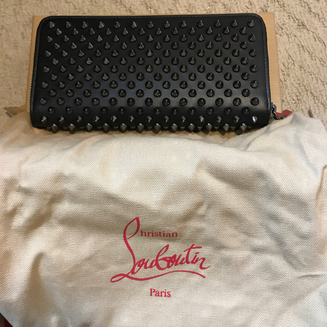 バーゲンで Christian Louboutin 新品 長財布 大幅値下げ クリスチャン