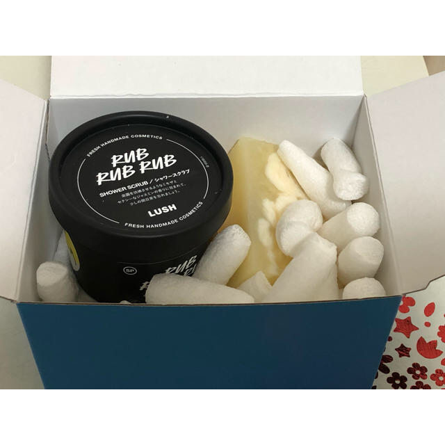 LUSH(ラッシュ)の【新品・未使用】LUSH シャワースクラブ・ソープセット コスメ/美容のボディケア(ボディスクラブ)の商品写真