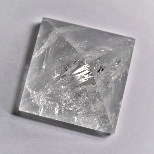 タキオン水晶 ✿ 神聖幾何学クォーツ発振器（ピラミッド型パワーストーン）