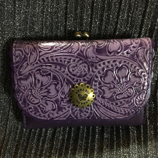 ANNA SUI(アナスイ)のアナスイ  ウエスタン調  牛革型押し 二つ折り ガマ口 財布  パープル レディースのファッション小物(財布)の商品写真