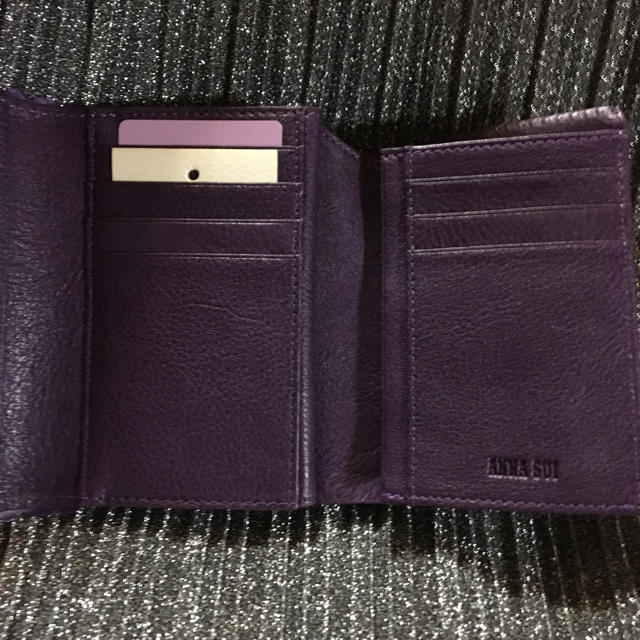 ANNA SUI(アナスイ)のアナスイ  ウエスタン調  牛革型押し 二つ折り ガマ口 財布  パープル レディースのファッション小物(財布)の商品写真