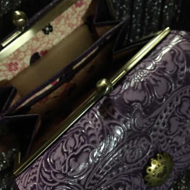 ANNA SUI(アナスイ)のアナスイ  ウエスタン調  牛革型押し 二つ折り ガマ口 財布  パープル レディースのファッション小物(財布)の商品写真