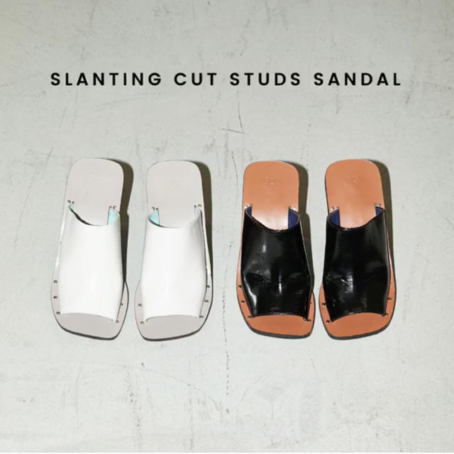 SLY(スライ)のSLANTING CUT STUDS SANDAL レディースの靴/シューズ(サンダル)の商品写真