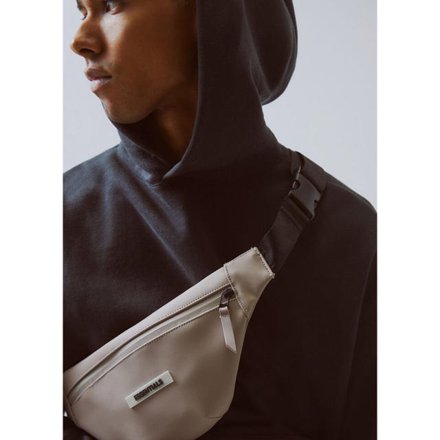 FEAR OF GOD(フィアオブゴッド)のFear of God ESSENTIALS Sling Bag tan メンズのバッグ(ボディーバッグ)の商品写真