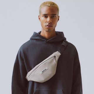 フィアオブゴッド(FEAR OF GOD)のFear of God ESSENTIALS Sling Bag tan(ボディーバッグ)