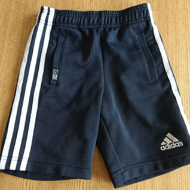 adidas(アディダス)のアディダス ハーフパンツ 110センチ キッズ/ベビー/マタニティのキッズ服男の子用(90cm~)(パンツ/スパッツ)の商品写真