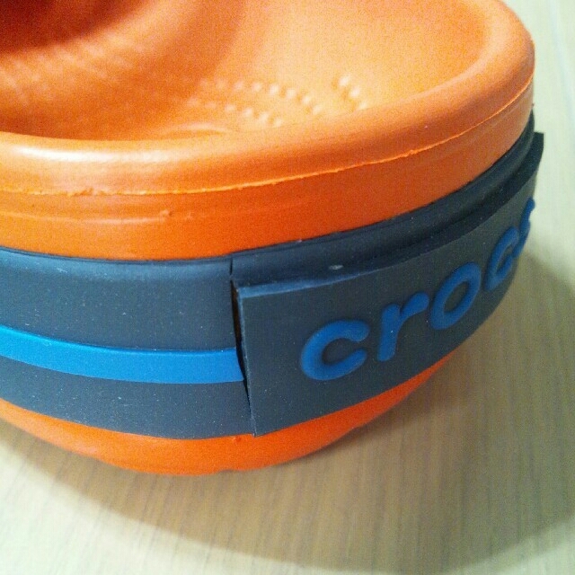 crocs(クロックス)のcrocs クロックス クロックバンド オレンジ×ネイビー 27cm. メンズの靴/シューズ(サンダル)の商品写真