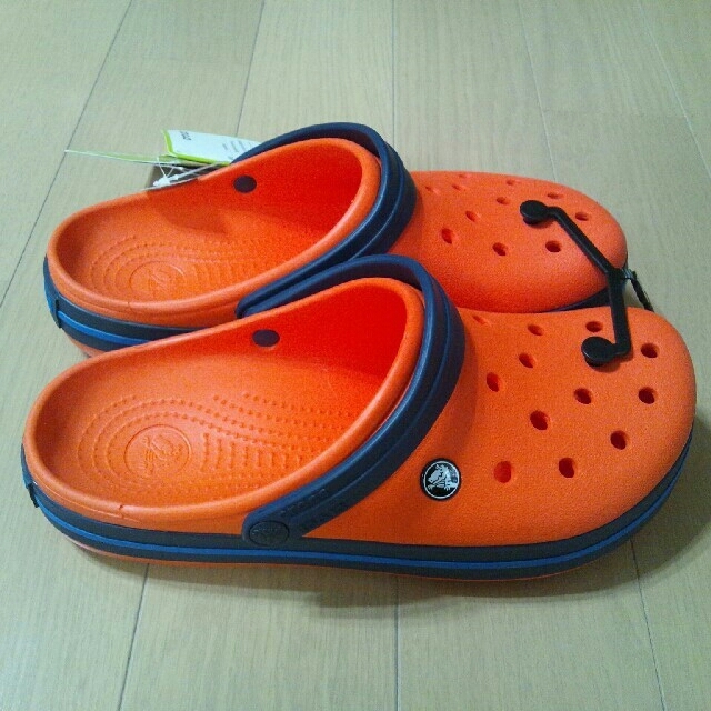 crocs(クロックス)のcrocs クロックス クロックバンド オレンジ×ネイビー 27cm. メンズの靴/シューズ(サンダル)の商品写真
