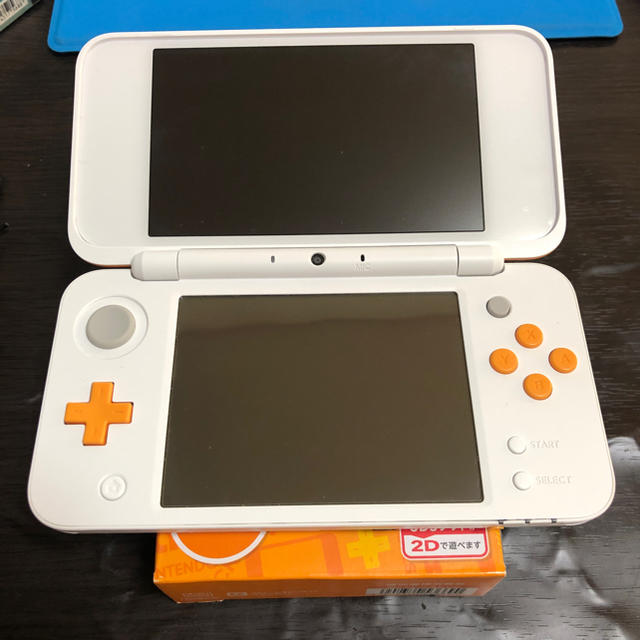 ニンテンドー2DS(ニンテンドー2DS)の任天堂 2DS LL  ホワイト オレンジ本体 エンタメ/ホビーのゲームソフト/ゲーム機本体(携帯用ゲームソフト)の商品写真