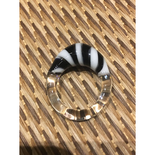 レトロ柄ガラスリング エスニック モード アジアン ヒッピー ボヘミアン レディースのアクセサリー(リング(指輪))の商品写真