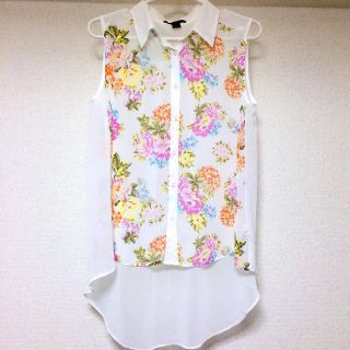 フォーエバートゥエンティーワン(FOREVER 21)のフラワープリント💐ノースリーブブラウス(シャツ/ブラウス(半袖/袖なし))