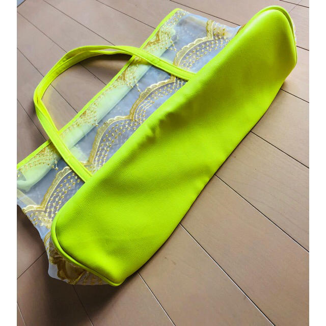 刺繍入り ビニールバッグ イエロー トートバッグ レディースのバッグ(トートバッグ)の商品写真