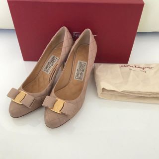 サルヴァトーレフェラガモ(Salvatore Ferragamo)の新品 フェラガモ CARLA 70 ヴァラ ナッパレザー キルティングパンプス (ハイヒール/パンプス)