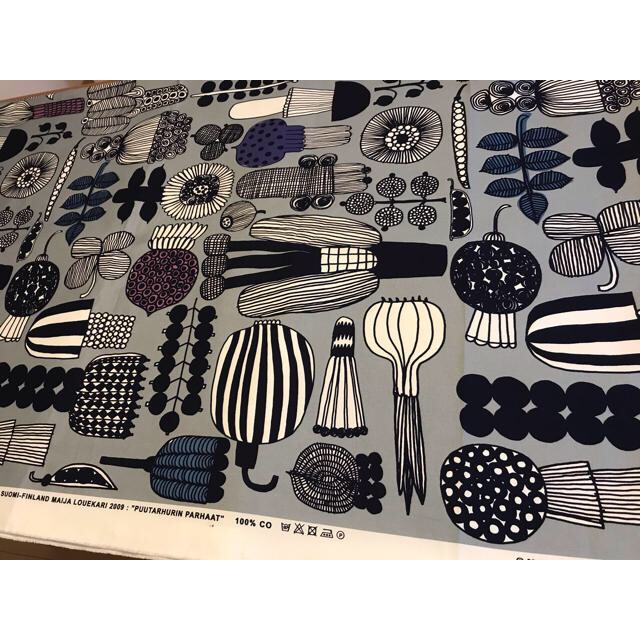 marimekko(マリメッコ)の【レア】廃盤色 マリメッコ プータルフリンパルハート グレー 生地 70×50 ハンドメイドの素材/材料(生地/糸)の商品写真