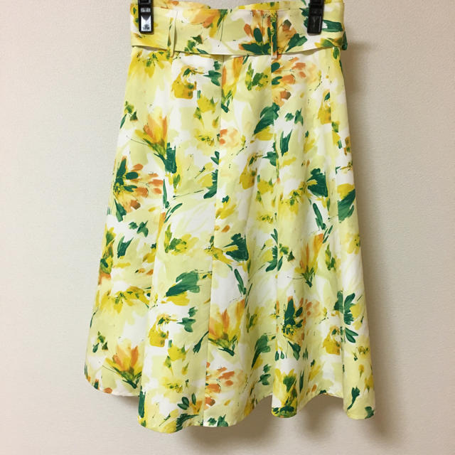 Apuweiser-riche(アプワイザーリッシェ)のアプワイザーリッシェ  ペイントフラワースカート イエロー 美品 花柄 レディースのスカート(ひざ丈スカート)の商品写真