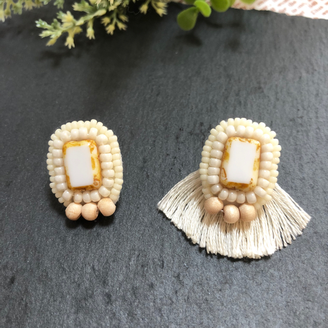 チェコビーズ ウッドビーズ フリンジ 刺繍 2way 下向防止 ニッケルフリー  ハンドメイドのアクセサリー(ピアス)の商品写真