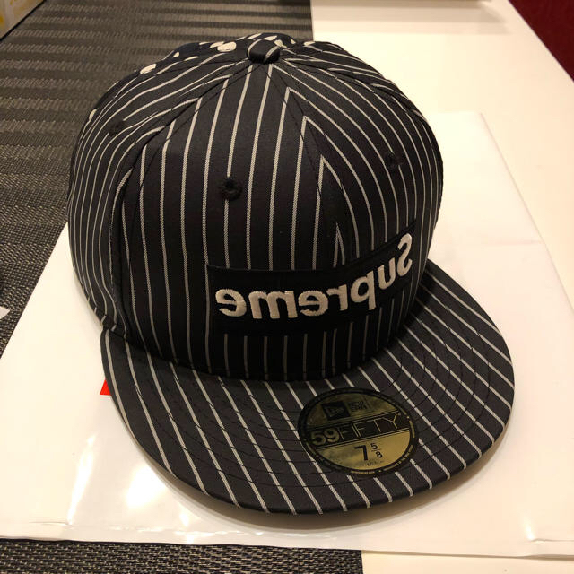 Supreme - シュプリーム ギャルソン ニューエラ キャップ 帽子 黒 の