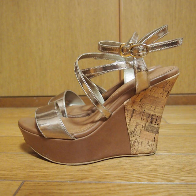 MERCURYDUO(マーキュリーデュオ)のマーキュリーデュオ メタリックウェッジ レディースの靴/シューズ(サンダル)の商品写真